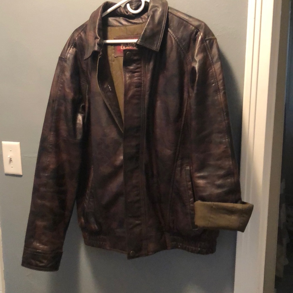 Men’s 100% leather jacket.